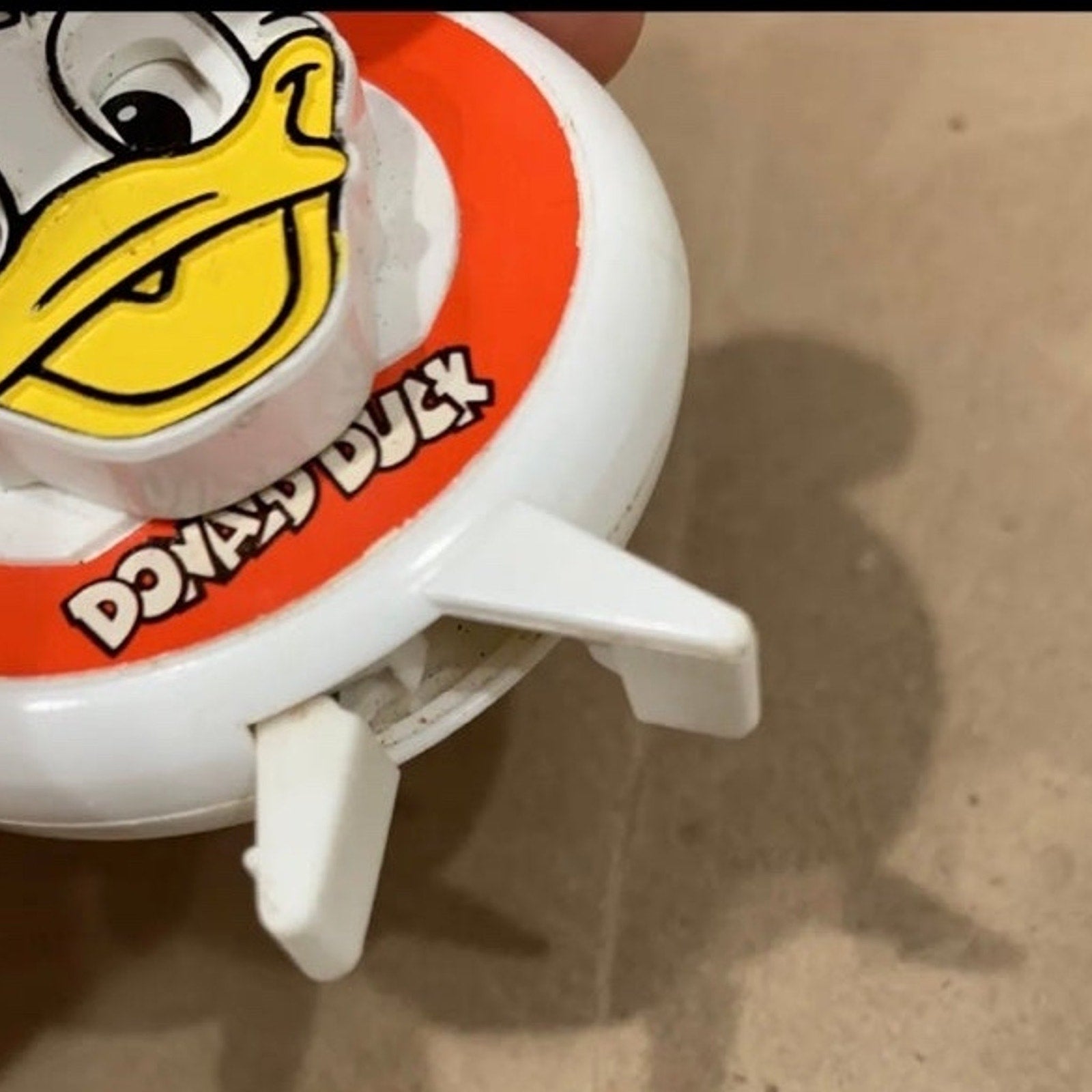 RARE VINTAGE DISNEY DONALD DUCK TOYBOX PIN CLIP CLICKING TOY EYES MOVE