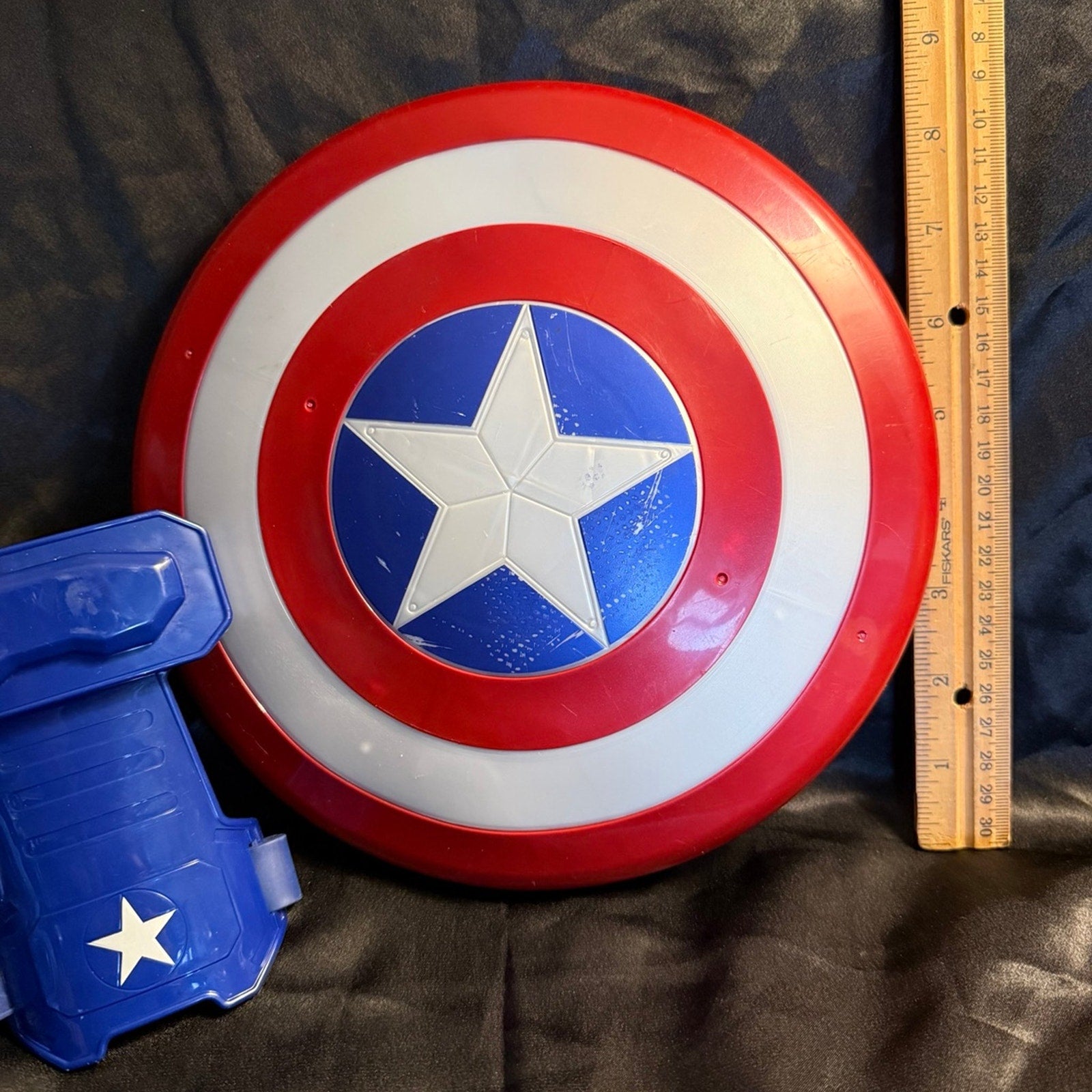 Marvel Avengers Captain America Magnetic Shield & Gauntlet 2015
