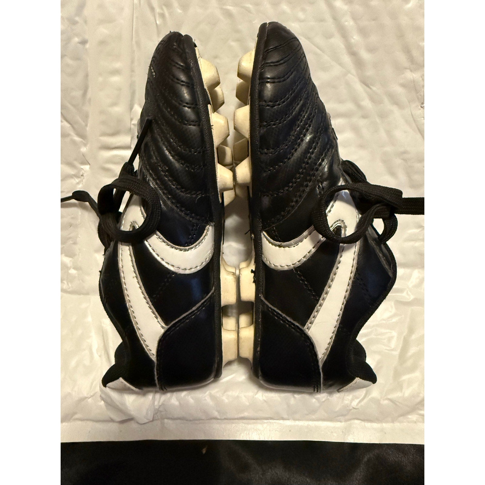STARTER YOUTH UNISEX SIZE 13 SOCCER CLEATS BLACK AND WHITE PRE-OWNED VGC