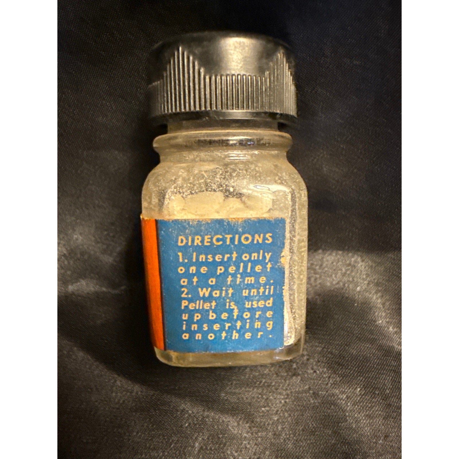 Vintage 1940’s LIONEL SP SMOKE PELLETS glass bottle w contents