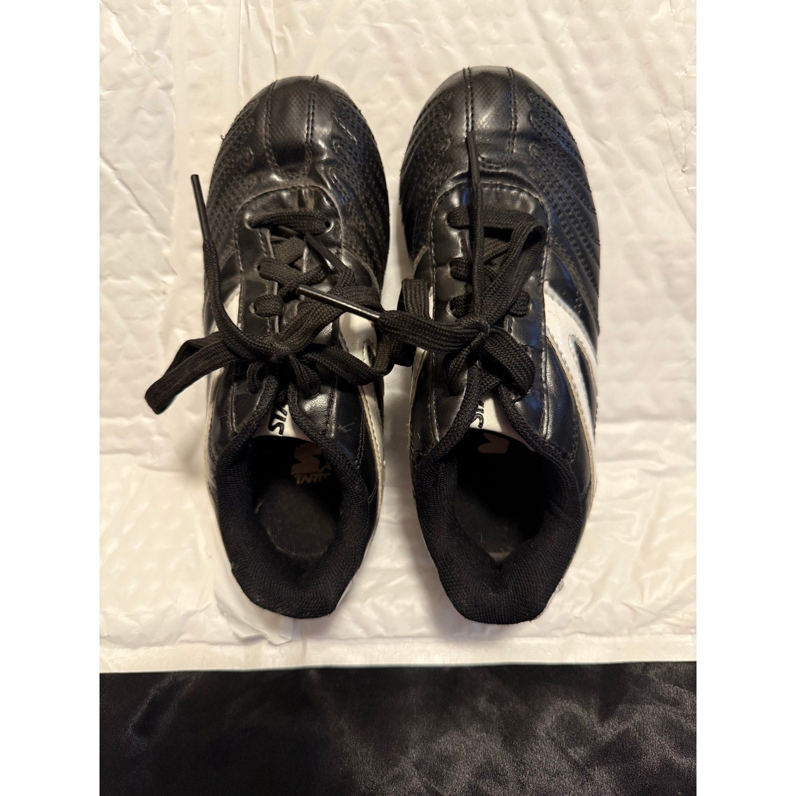 STARTER YOUTH UNISEX SIZE 13 SOCCER CLEATS BLACK AND WHITE PRE-OWNED VGC