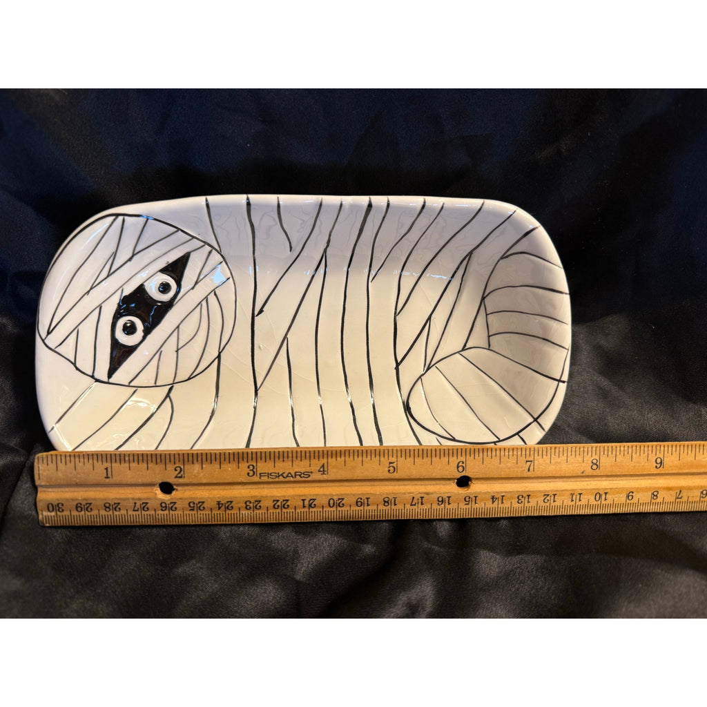 Vintage 90’s Mummy Halloween themed candy or appetizer dish 
7.5”
