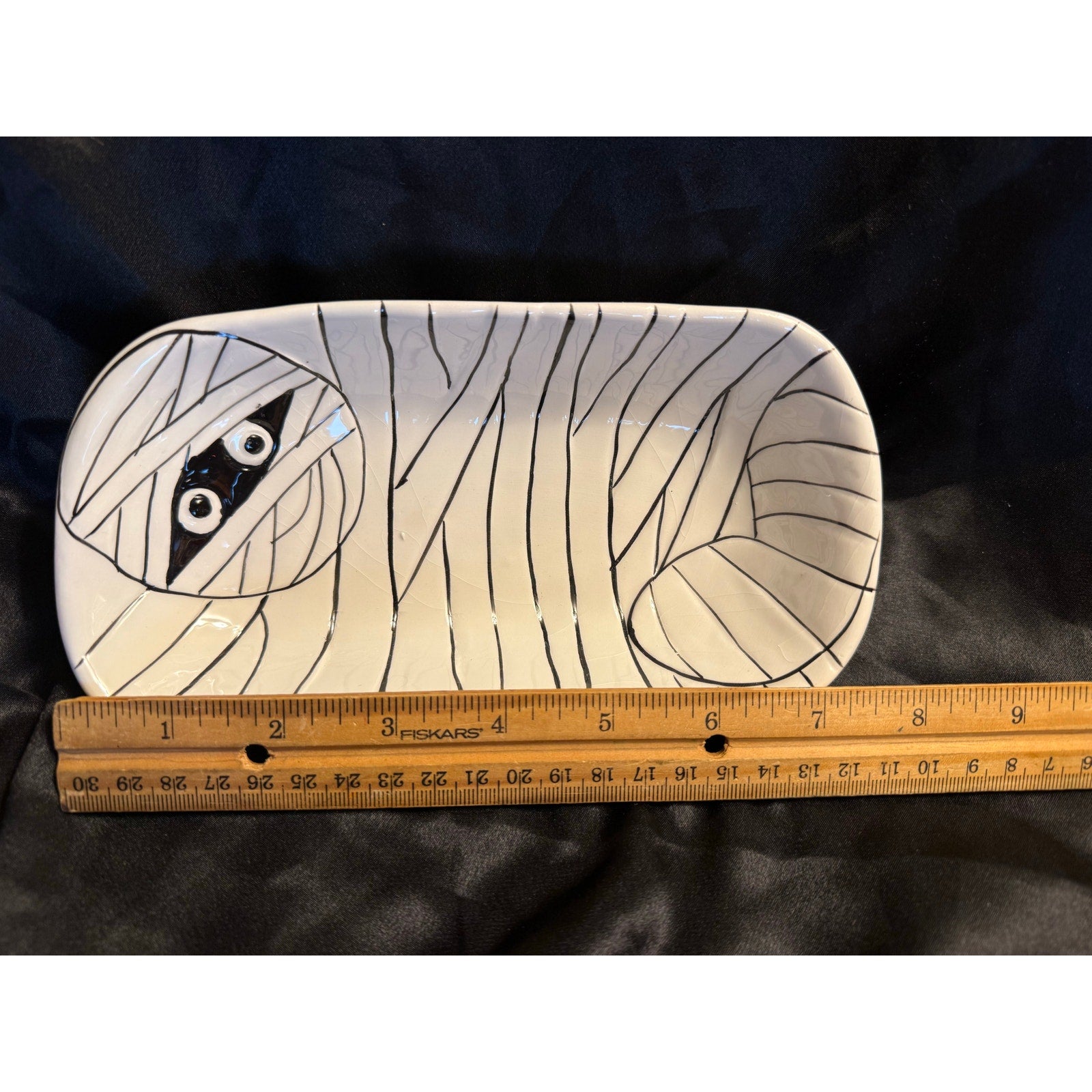 Vintage 90’s Mummy Halloween themed candy or appetizer dish 
7.5”